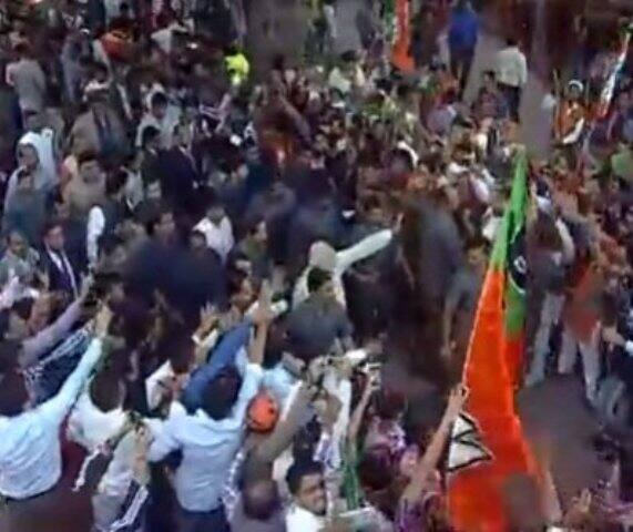 बीजेपी मुख्यालय के बाहर कार्यकर्ताओं ने प्रधानमंत्री मोदी का भब्य स्वागत किया.