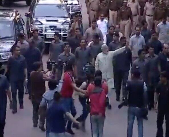इस दौरान पीएम मोदी ने कुछ इस अंदाज में सभी का अभिवादन स्वीकार किया.