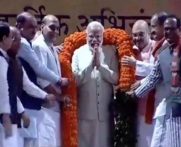 इस मौके पर बीजेपी संसदीय बोर्ड के सदस्यों ने पीएम मोदी को माला पहनाकर उनका स्वागत किया.