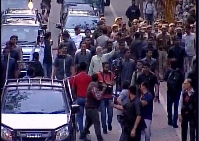 प्रधानमंत्री मोदी बीजेपी दफ्तर पहुंचें तो उनके ऊपर फूल बरसाया गया.