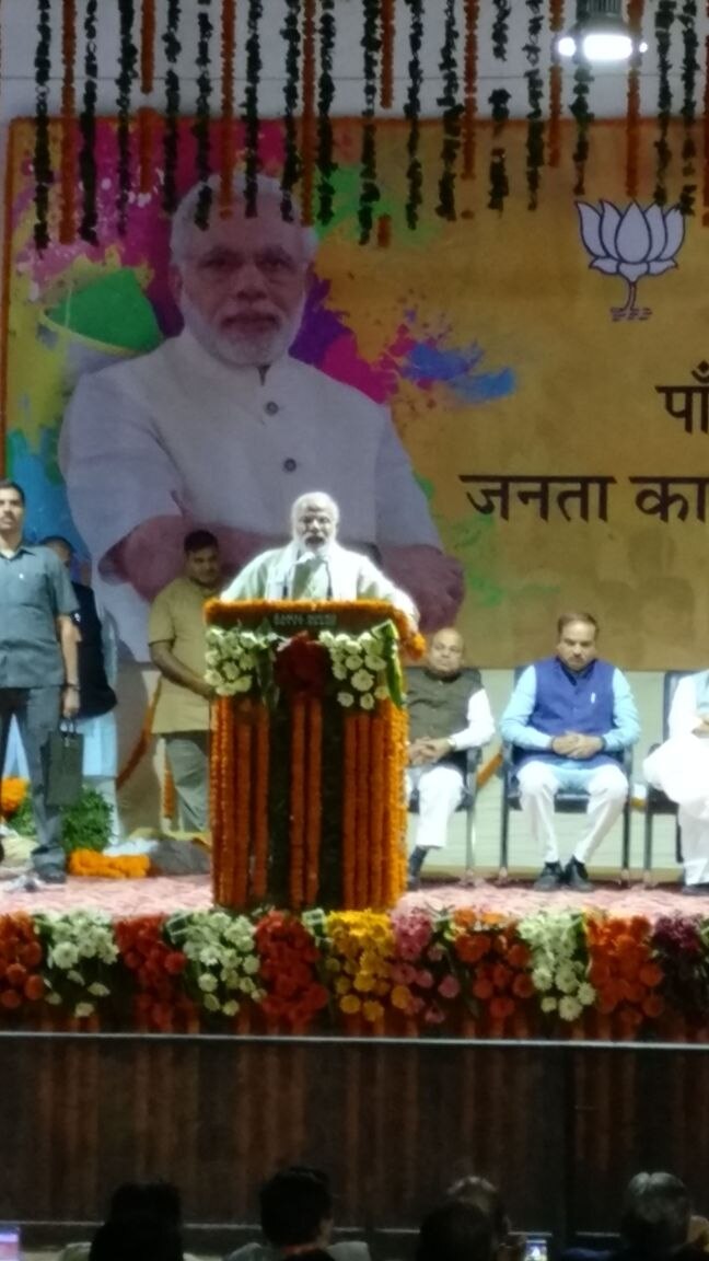 यूपी में 'प्रचंड जीत' के बाद दिल्ली में महाजश्न, BJP दफ्तर में दिखा PM मोदी का खास अंदाज.