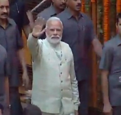 यूपी में 'प्रचंड जीत' के बाद दिल्ली में महाजश्न, BJP दफ्तर में दिखा PM मोदी का खास अंदाज. देखें तस्वीरें...