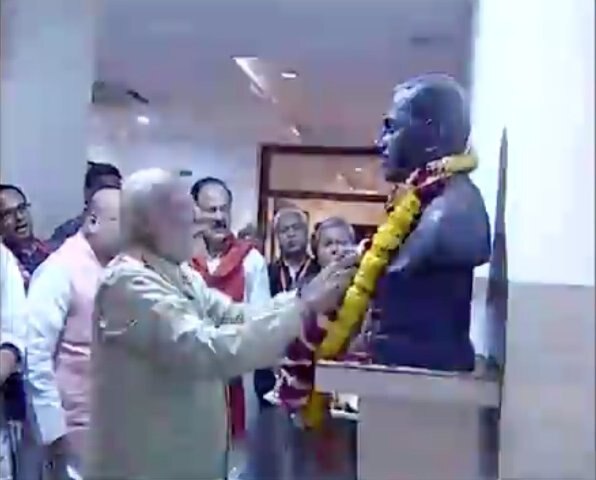 यूपी में 'प्रचंड जीत' के बाद दिल्ली में महाजश्न, BJP दफ्तर में दिखा PM मोदी का खास अंदाज.