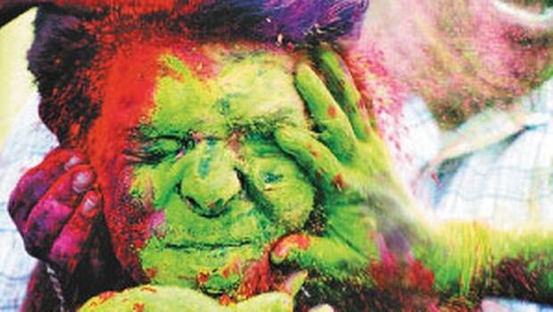 होली की आमद के साथ बाजारों में जहां रौनक छाई हैं. वहीं गुझिया, पापड़, चिप्स, शक्कर पारे, नमक पारे, समेत तरह-तरह के व्यंजनों और मिष्ठानों की खुशबू घरों को महका रही है. उधर बाजार भी होली के त्योहार के लिए पूरी तरह तैयार है.
