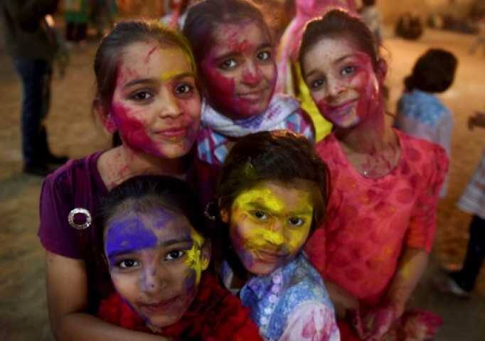बच्चों ने भी होली के रंग का लुत्फ उठाने में कोई कसर नहीं छोड़ी.