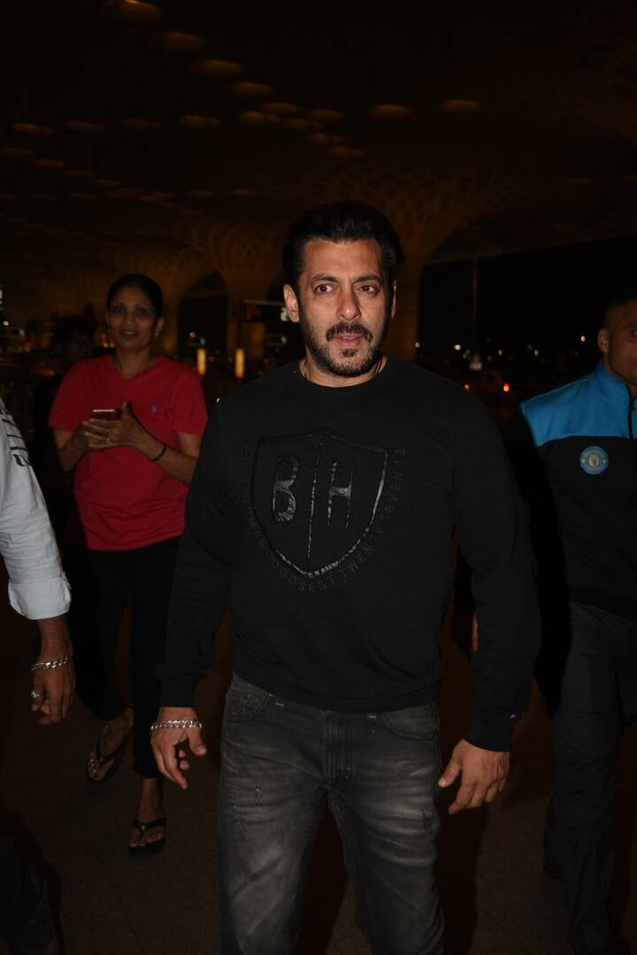एयरपोर्ट पर सलमान खान भी ब्लैक जींस, व्हाइट स्पोर्ट शू और फूल बाजू की ब्लैक टी शर्ट में दिखाई दिए.  