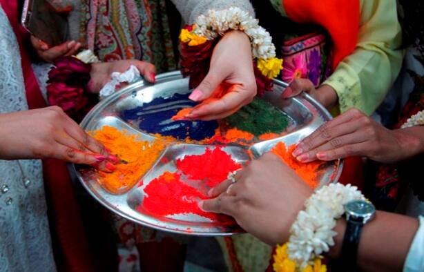 लोगों ने एक दूसरे को गूलाल लगाया और होली की मुबारकबाद दी. रविवार 12 मार्च को पाकिस्तान के पीएम नवाज शरीफ ने अपने हिंदू अल्पसंख्यकों को होली की शुभकामनाएं दी.