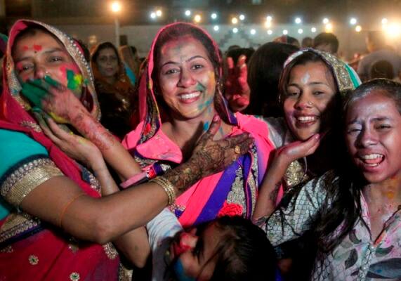 12 मार्च को पाकिस्तान में हिंदूओं ने होली मनाई. यह तस्वीर पाकिस्तान के शहर कराची की है. 