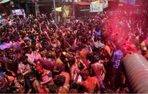 IN PICS: इलाहाबाद में हर्षोल्लास से मनाया जा रहा होली का त्योहार