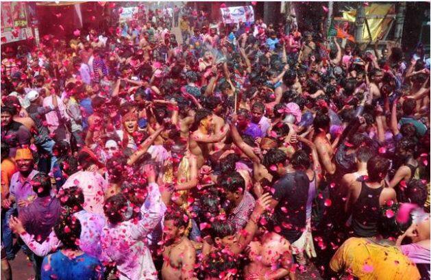 मथुरा सहित वृंदावन के बांके बिहारी मंदिर में भी होली धूमधाम से मनाई जा रही है. (फोटो क्रेडिट- सुधांशु केसरवानी)