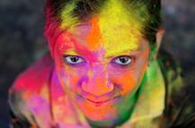 IN PICS: इलाहाबाद में हर्षोल्लास से मनाया जा रहा होली का त्योहार