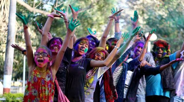 हर जगह लोग होली के जश्न में डूबे हुए हैं. (फोटो क्रेडिट- सुधांशु केसरवानी)