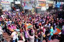 IN PICS: इलाहाबाद में हर्षोल्लास से मनाया जा रहा होली का त्योहार