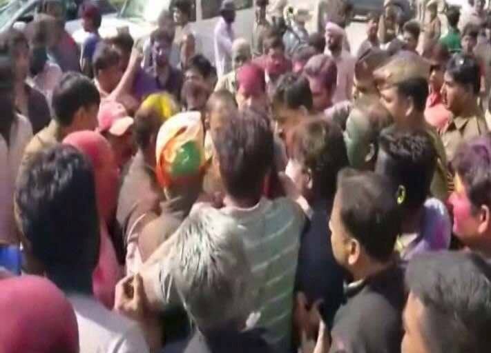 यूपी: BJP नेता ने कोतवाल पर लगाया चांटा मारने का आरोप, कार्यकर्ताओं ने हंगामा कर की कार्रवाई की मांग