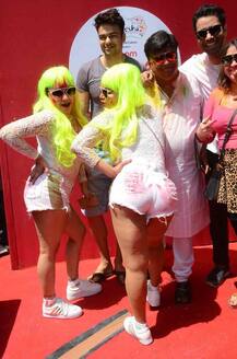 होली सेलिब्रेशन के दौरान राखी सावंत ने जमकर मचाया धमाल