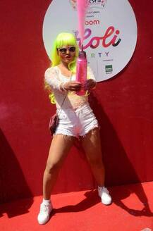 होली सेलिब्रेशन के दौरान राखी सावंत ने जमकर मचाया धमाल