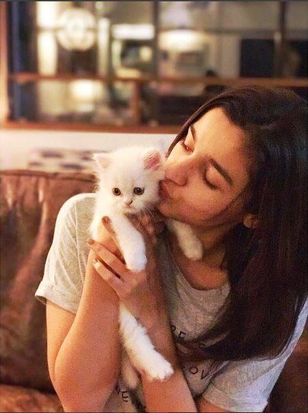 आलिया ने ये तस्वीर अपने इंस्टाग्राम पेज पर शेयर की है. उन्होंने लिखा है, हमारे परिवार में सबसे नया मेंबर... हैप्पी बर्थडे टू मी... . आगे देखें सभी तस्वीरें...