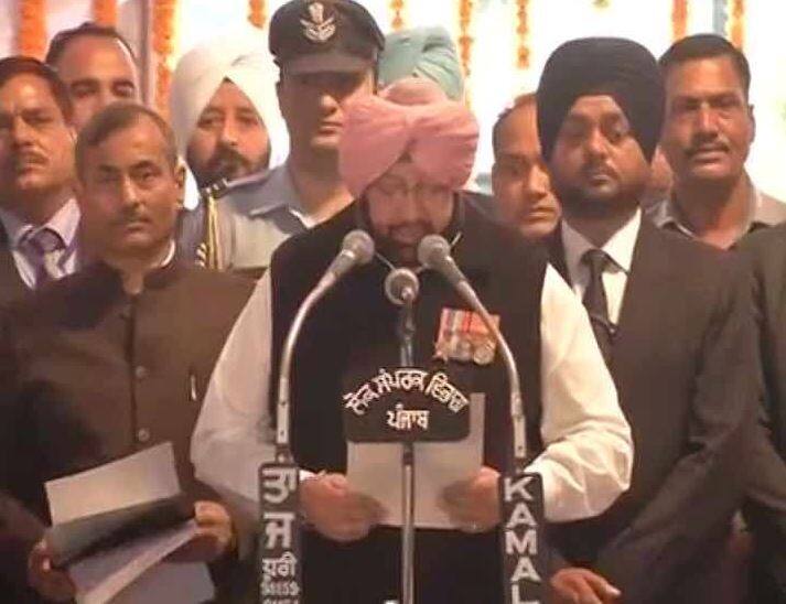मोदी लहर के बीच कांग्रेस के लिए जीत का परचम लहराने वाले कैप्टन अमरिंदर सिंह आज पंजाब के मुख्यमंत्री पद की शपथ ले ली है. दस साल बाद पंजाब में कांग्रेस की वापसी हुई है और अमरिंदर पंजाब के 26वें मुख्यमंत्री बन गए हैं. यह दूसरी बार है जब अमरिंदर सिंह ने मुख्यमंत्री के तौर पर शपथ ली. इससे पहले वह 2002 से 2007 तक राज्य के मुख्यमंत्री रहे.