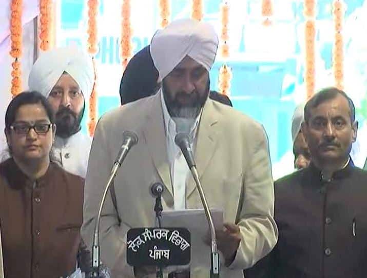 मनप्रीत सिंह बादल ने भी कैबिनेट मंत्री पद की शपथ ली है. मनप्रीत बादल प्रकाश सिंह बादल के भतीजे हैं. सुखबीर बादल से मतभेद की वजह से अकाली दल छोड़कर मनप्रीत ने पहले अपनी पार्टी बनाई फिर कांग्रेस में शामिल हो गए. चुनाव से पहले कैप्टन अमरिंदर ने मनप्रीत को वित्त मंत्री बनाने की बात कही थी. अकाली दल की सरकार में भी मनप्रीत वित्त मंत्री रह चुके हैं. इस बार मनप्रीत बठिंडा से चुनाव जीते हैं वो कुल पांच बार विधानसभा चुनाव जीत चुके हैं.