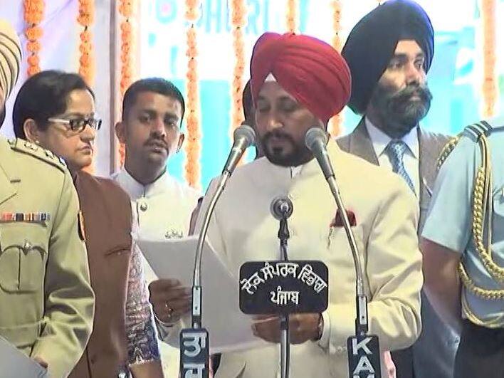 चरणजीत सिंह चन्नी ने भी कैबिनेट मंत्री पद की शपथ ली है. चन्नी पिछली बार विधानसभा में विपक्ष के नेता थे, पार्टी के दलित चेहरा हैं और चमकौर साहिब से विधायक चुने गए हैं.