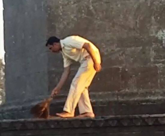 Video Akshay Kumar Cleans Temple During The Shooting Of His Movie Padman 2 Video: ‘पैडमैन’ की शूटिंग करने गए अक्षय कुमार मंदिर में लगा रहे हैं झाड़ू, आप भी देखें