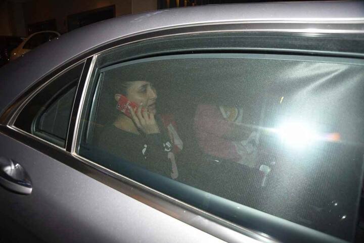 करीना ने तैमूर को लेकर कहा कि मेरे पास तैमूर के रूप में एक अमेजिंग बेबी है. उसका लुक शानदार है. वह बहुत सुंदर बच्चा है. उसके भीतर पठानी जींस है. प्रेग्नेंसी के दौरान मैंने खूब घी खाई. मेरे परिवार और दोस्त कहते थे कि सुनो तुम प्रेग्नेंट हो. उन्होंने मेरा पूरा समर्थन किया.