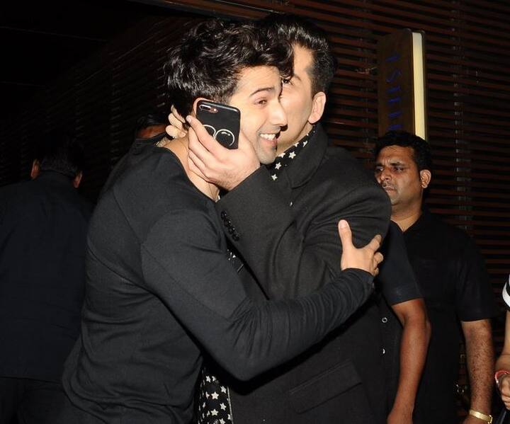 वरुण धवन के गाल पर किस करते करण जौहर.