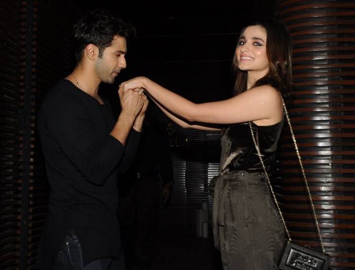 आलिया भट्ट और वरुण धवन स्टारर रोमांटिक कॉमेडी फिल्म ‘बद्रीनाथ की दुल्हनिया’ की शानदार कमाई का सिलसिला जारी है. फिल्म ने पहले हफ्ते में घरेलू बॉक्स ऑफिस पर 73.66 करोड़ की बंपर कमाई की है. फिल्म की धमाकेदार कमाई को देखते हुए वरुण धवन ने मुंबई में सक्सेस पार्टी का आयोजन किया जिसमें सिनेमा जगत के दिग्गज सितारों ने हिस्सा लिया. आगे देखें वरुण की पार्टी में कौन-कौन सितारे हुए शामिल...