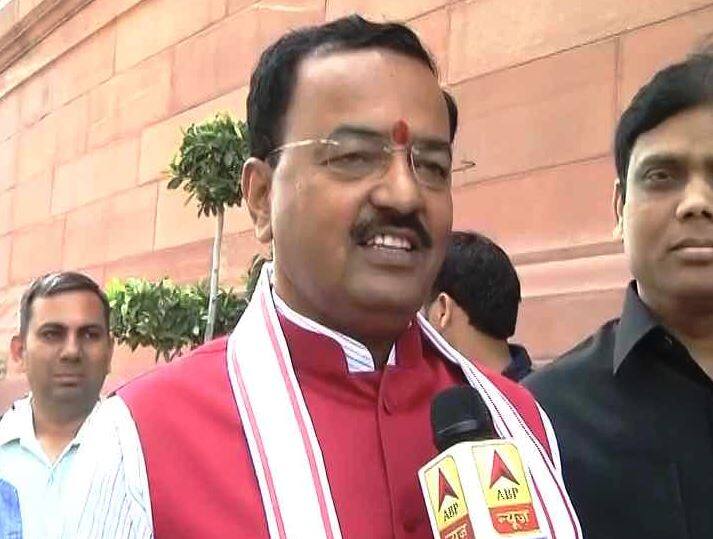 डिप्टी सीएम केशव प्रसाद मौर्य ने निभाया दिव्यांग शिव कुमार से किया वादा UP Deputy CM Keshav Prasad Maurya fullfill his promise डिप्टी सीएम केशव प्रसाद मौर्य ने निभाया दिव्यांग शिव कुमार से किया वादा