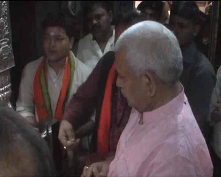 इस बीच हर बर पूछे जाने पर मनोज सिन्हा ने अटकलों से विपरीत इनकार ही किया है. हालांकि, उनके करीबियों के साथ गांव वालों ने जश्न भी मनाना शुरू कर दिया है....आगे जानिए...