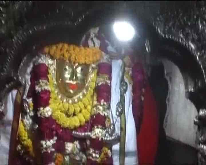 इन सब अटकलों के बीच मनोज सिन्हा ने शनिवार को काशी के मंदिरों में दर्शन किया....आगे जानिए...