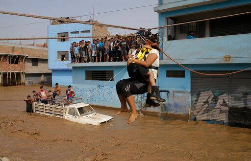 कई सप्ताह की भारी बारिश के बाद एक करोड़ की आबादी वाली राजधानी के दूर दराज के इलाकों में कल सुबह जब लोगों की नींद खुली तो उन्होंने देखा कि उनके घरों में पानी भरा हुआ है.