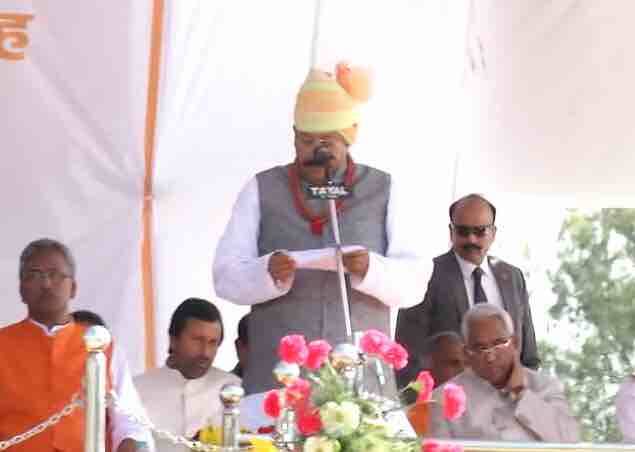 सतपाल महराज ने कैबिनेट मंत्री के रूप में शपथ ली.