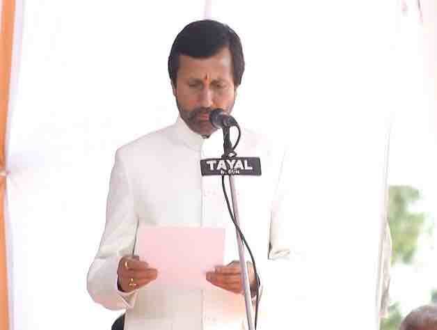 प्रकाश पंत ने कैबिनेट मंत्री के रूप में शपथ ली.