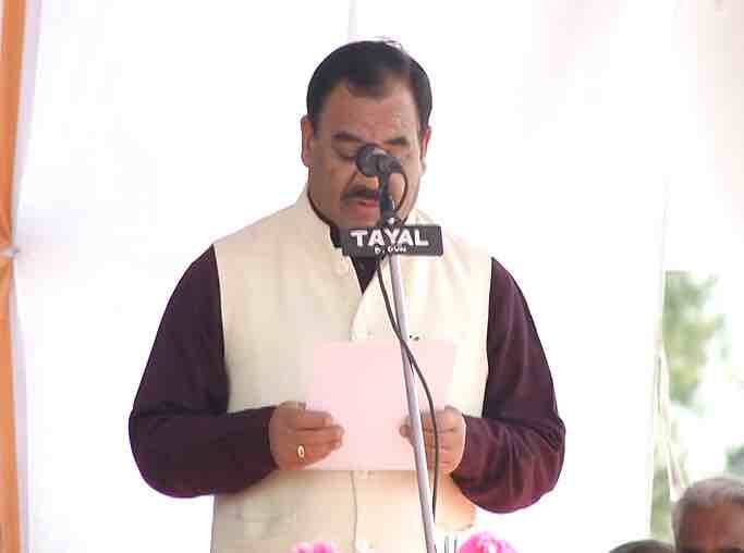 हरक सिंह रावत ने कैबिनेट मंत्री के रूप में शपथ ली