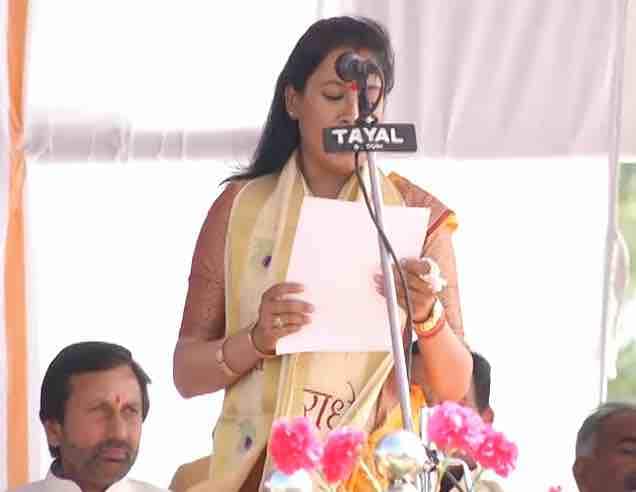 रेखा आर्य ने राज्य मंत्री के रूप में शपथ ली. कांग्रेस से बीजेपी में आई थीं.