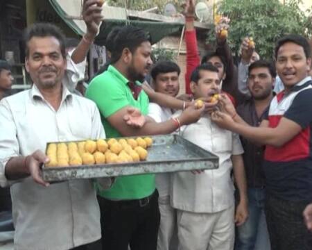 यह तस्वीर आगरा की है. जहां कार्यकर्ताओं ने मिठाईयां बांटी.