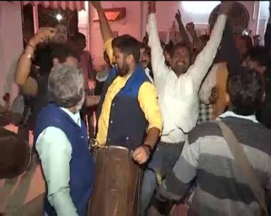 दिल्ली में भी बीजेपी के समर्थक जश्न के रंग में रंगे नजर आए. कार्यकर्ताओं ने ढोल बजाकर जश्न मनाया. 