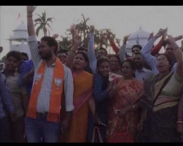 योगी के गढ़ गोरखपुर में महिला और पुरुष समर्थकों ने सड़क पर उतकर योगी-योगी के नारे लगाए. 