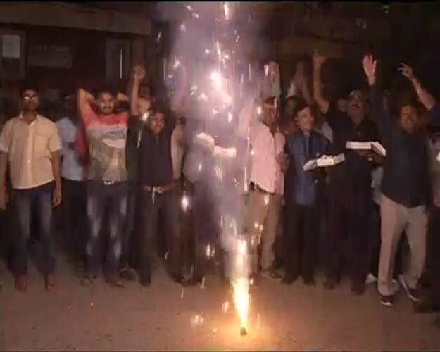 बिहार में भी बीजेपी कार्यकर्ताओं ने योगी के मुख्यमंत्री चुने जाने के बाद जश्न मनाया. यह तस्वीर पटना की है, जहां समर्थकों ने खूब पटाखे छोड़े.