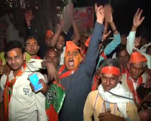 वाराणसी में बीजेपी समर्थकों ने एक दुसरे को गुलाल लगाकर जश्न मनाया.