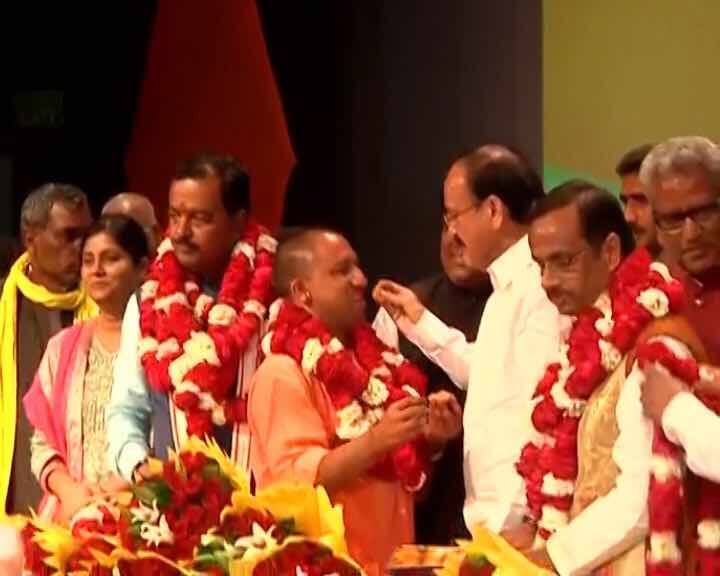 गोरखपुर से बीजेपी सांसद योगी आदित्यनाथ कुछ देर बाद यूपी के 21वें मुख्यमंत्री बन जाएंगे. योगी आदित्यनाथ अपने विवादित बयानों को लेकर हमेशा सुर्खियों में बने रहते हैं. योगी की लोकप्रियता पूर्वांचल में देखते ही बनती है. योगी की छवि कट्टर हिन्दुत्व वाली मानी जाती है. लेकिन उनकी ये छवि कभी उनकी लोकप्रियकता के आड़े नहीं आई. योगी आदित्यनाथ पूर्वांचल के कद्दावर और दबंग नेता माने जाते हैं.