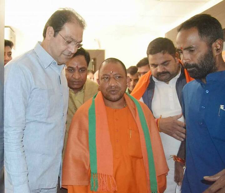 योगी आदित्यनाथ की हिंदुत्ववादी छवि को देखते हुए मोहसिन रजा का नाम चौंकाने वाला है. दरअसल यूपी में अल्पसंख्यक कल्याण विभाग, वक्फ बोर्ड समेत कई ऐसे निगम हैं जिनका अध्यक्ष मुस्लिम ही होता है. इसी को देखते हुए मोहसिन रजा को योगी मंत्रीमंडल में जगह दी गई है.