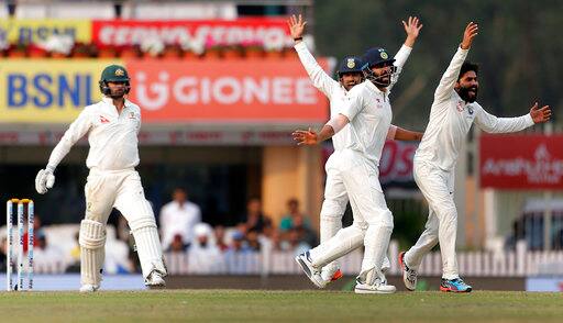 भारत ने झारखंड राज्य क्रिकेट संघ स्टेडियम में खेले जा रहे तीसरे टेस्ट मैच में आस्ट्रेलिया पर अपनी पकड़ मजबूत कर ली है. चौथे दिन रविवार का खेल खत्म होने तक उसने आस्ट्रेलिया के दूसरी पारी में 23 रनों पर दो विकेट चटका दिए हैं. भारत ने आस्ट्रेलिया के पहली पारी के विशाल स्कोर 451 रनों का मजबूत जवाब देते हुए अपनी पहली पारी नौ विकेट पर 603 रनों पर घोषित करते हुए 152 रनों की अहम बढ़त ली. मेहमान टीम अभी 129 रन पीछे है.