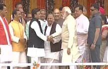 शपथ ग्रहण समारोह में मंच पर पीएम मोदी के कान में मुलायम सिंह ने की कानाफूसी !