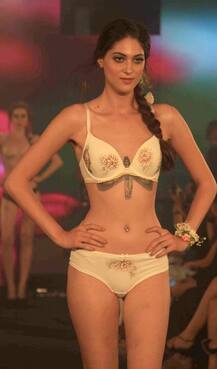 इंडिया इंटिमेट फैशन वीक 2017 की अबतक की हॉटेस्ट तस्वीरें