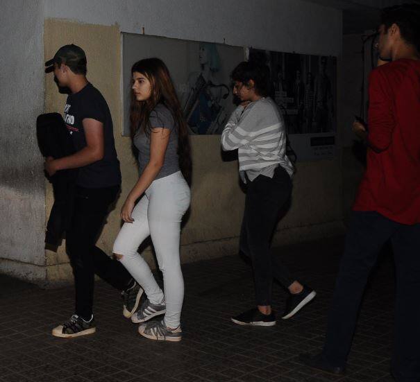 आरव के साथ आप उनके करीबी दोस्तों और महिला मित्रों को भी देख सकते हैं.