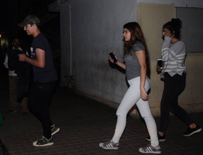 बताते चलें कि राजेश खन्ना बेटी की ट्विंकल और अक्षय के बेटे आरव को अभी तक लाइमलाइट से दूर रखा गया है.