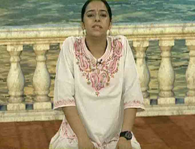 पहली क्रिया- कंधों की क्रियाओं के लिए वज्रासन में आ जाएं. हथेलियों को घुटनों पर टिकाकर रखें. यहां से कंधों का चक्राकार में घुमाएं. चक्र जितना बड़ा होगा उतना अच्छा है. 10 बार क्लॉक वाइस और 10 बार एंटी क्लॉक वाइस कंधों को घुमाएं.