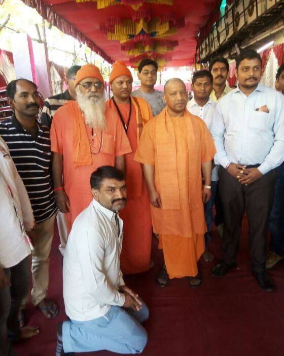 इस दौरान गुलाबनाथ के प्रति लोगों की श्रद्धा बढ़ती चली गई. न सिर्फ चौधरी, पटेल या फिर पांचाल समुदाय के लोगों में गुलाबनाथ महाराज का प्रभाव बढ़ा, बल्कि मुंबई ही नहीं, बाद के वर्षों में विदेश में भी उनके भक्तों की संख्या बढ़ती चली गई. एक मोटे अनुमान के मुताबिक करीब दस लाख लोग गुलाबनाथ महाराज के प्रभाव में थे और उनके प्रति श्रद्धा रखते थे. सवाल ये उठता है कि गुलाबनाथ और योगी आदित्यनाथ के बीच नजदीकी कैसे बढ़ी. दरअसल उम्र में योगी आदित्यनाथ और गुलाबनाथ के बीच काफी अंतर था, लेकिन साझा संबंध ये था कि दोनों ही महंत अवैद्यनाथ के करीबी थे. गोरक्ष पीठाधीश्वर के तौर पर महंत अवैद्यनाथ ने एक तरफ जहां पौडी गढ़वाल जिले के निवासी अजय सिंह बिष्ट को दीक्षा देकर योगी आदित्यनाथ के तौर पर अपना उत्तराधिकारी बनाया था, तो दूसरी तरफ गुलाबनाथ को नाथ संप्रदाय का प्रमुख चेहरा बनाया था, उनके उपदेश गुरू भी थे वो. इसी वजह से आदित्यनाथ और गुलाबनाथ के बीच गुरुभाई का रिश्ता बना. महंत अवैद्यनाथ की वजह से ही योगी आदित्यनाथ गुलाबनाथ महाराज के करीब आते गये, क्योंकि गुलाबनाथ महाराज भी काफी करीब थे अवैद्यनाथ के.